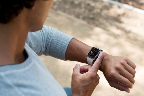 Hombre midiendo su frecuencia cardiaca con un Apple Watch y la app de ECG